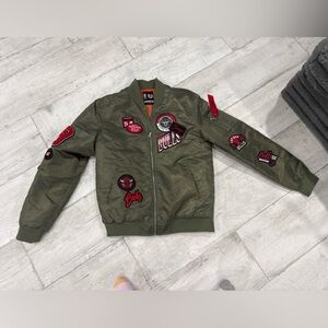 Chicago Bulls Olive Green Bomber Jacket NBA Patch Varsity Style Medium Like New